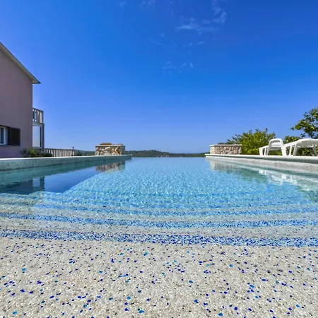 Nyaraló Nori, A Fantastic Pool With A View